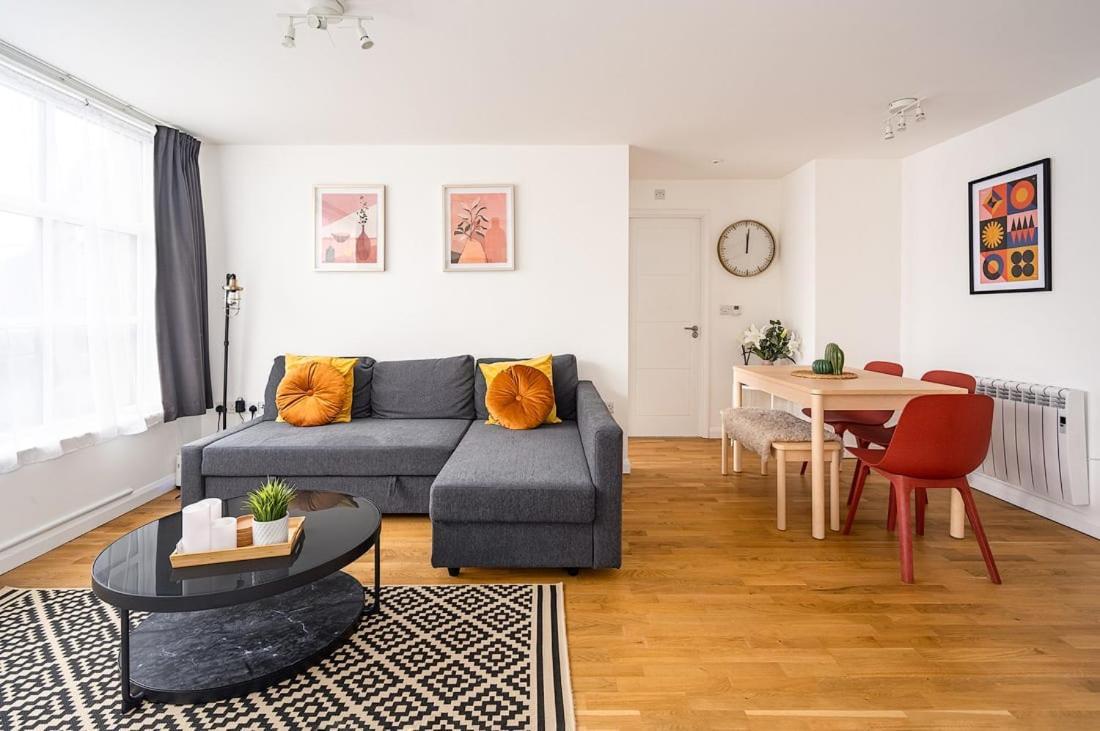 Contemporary City Centre Apartment With Parking Bath Dış mekan fotoğraf