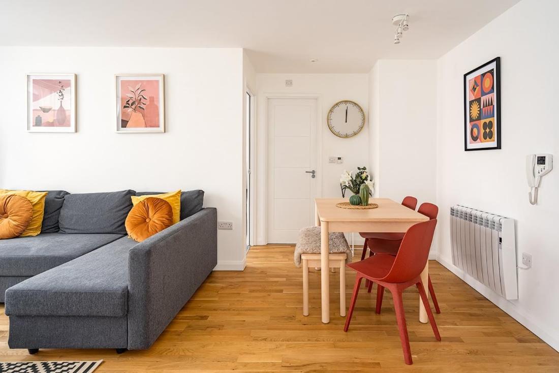 Contemporary City Centre Apartment With Parking Bath Dış mekan fotoğraf