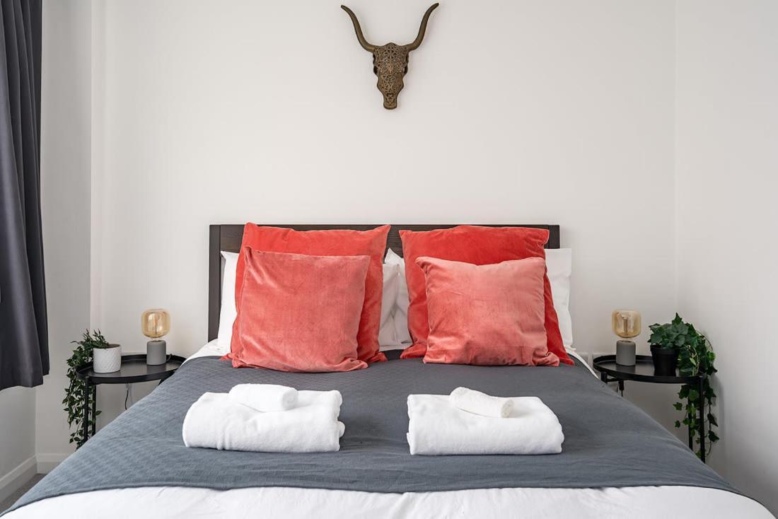 Contemporary City Centre Apartment With Parking Bath Dış mekan fotoğraf